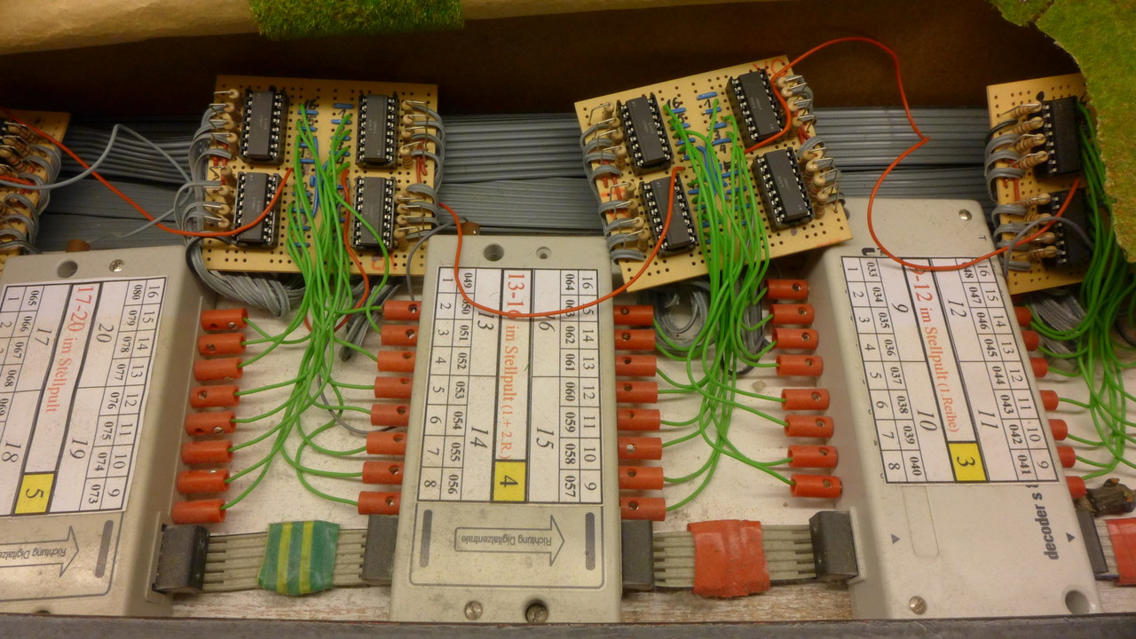 16-fach-S88- Module (links zwei von Viessmann und rechts von eins von Märklin) und (oben) selbstgebaute 8-fach Optokoppler