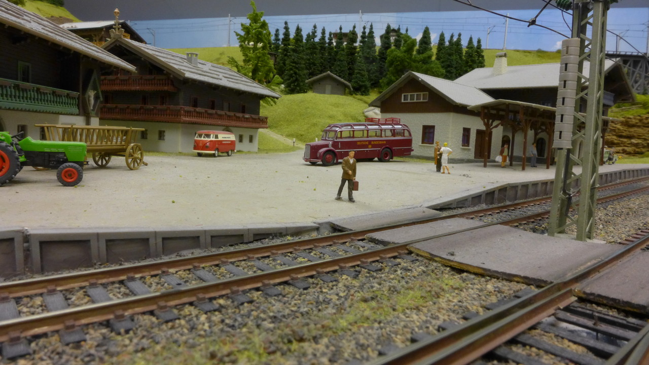 Bahnhof Lengmoos mit abgesenkten Bahnsteigkanten von Brawa