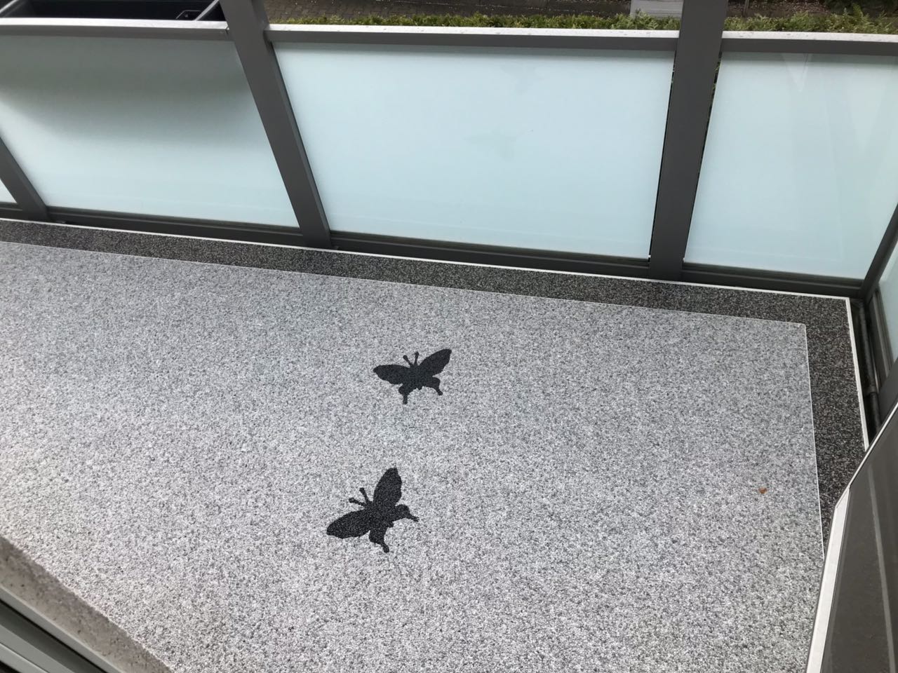 Balkonsanierung mit Steinteppich und Schmetterling in Erfurt