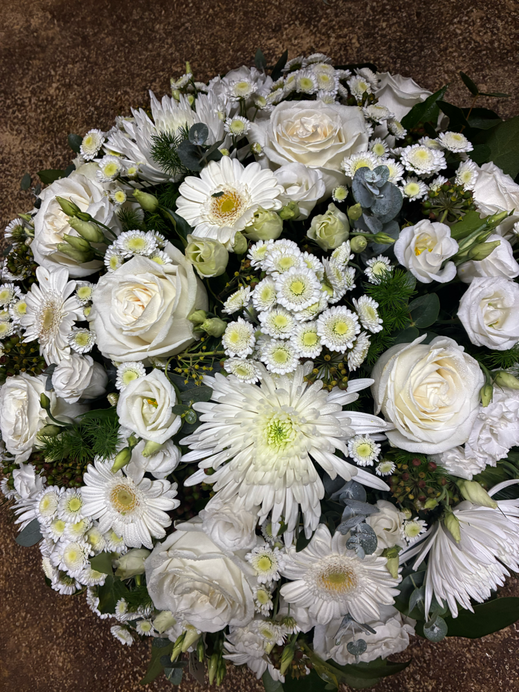Coussin rond de fleurs blanches