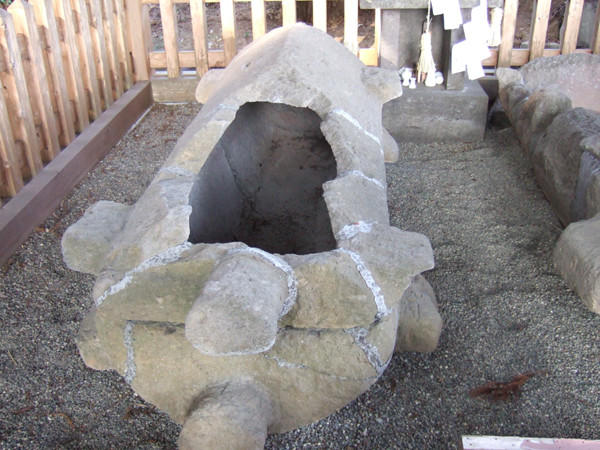 石棺（左）