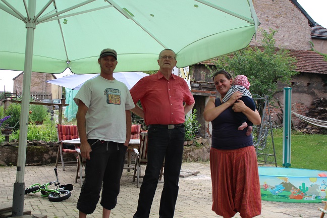 Philipp, Hans-Josef und Vroni mit Klein-Mathilda auf dem Arm