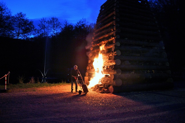 Axel Will beim Anzünden des Feuers