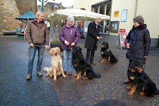 Kleines Familientreffen zum Weihnachtsmarkt in Bad Münstereifel. Von links: Booker Bleik, Papa Booker, Bastian und Baki