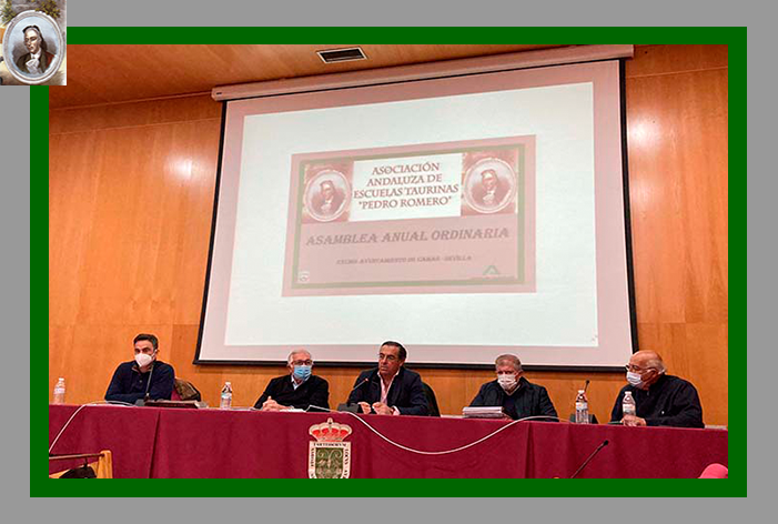 Miguel Briones, clausuró una brillante ‘Asamblea General’ de la A.A.E.T. ‘Pedro Romero’ con la entrega de “material de toreo a las escuelas”