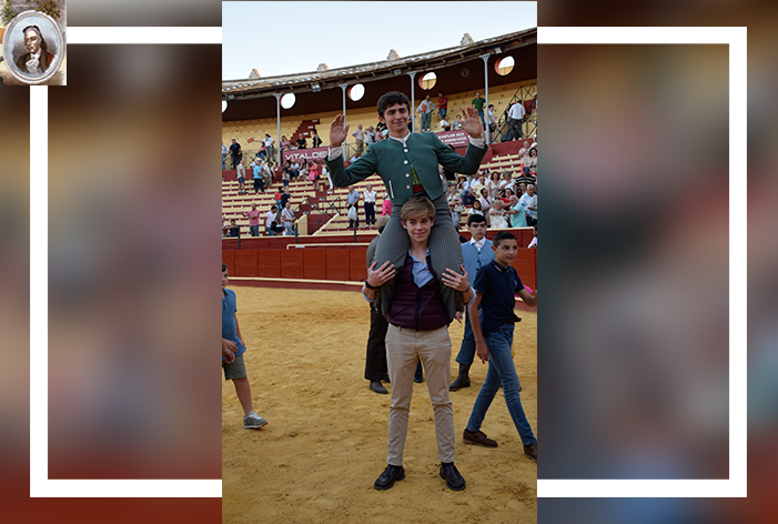El alumno de la escuela de Chiclana de la Frontera, Pancho Romero, abrió la ‘Puerta Grande’ al desorejar al tercero