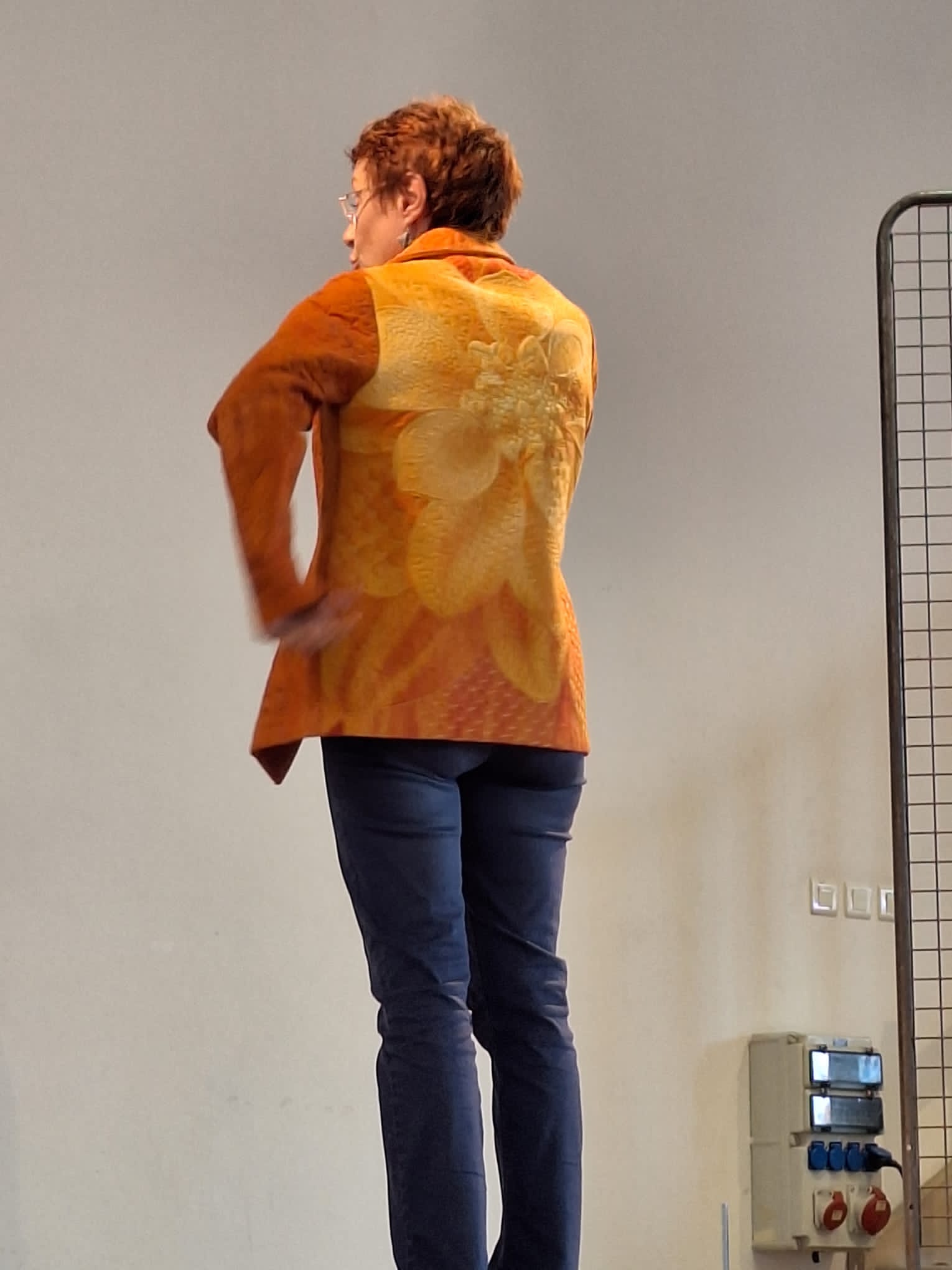 Présentation de ma veste quiltée à partir d'un panneau Dream Big. 