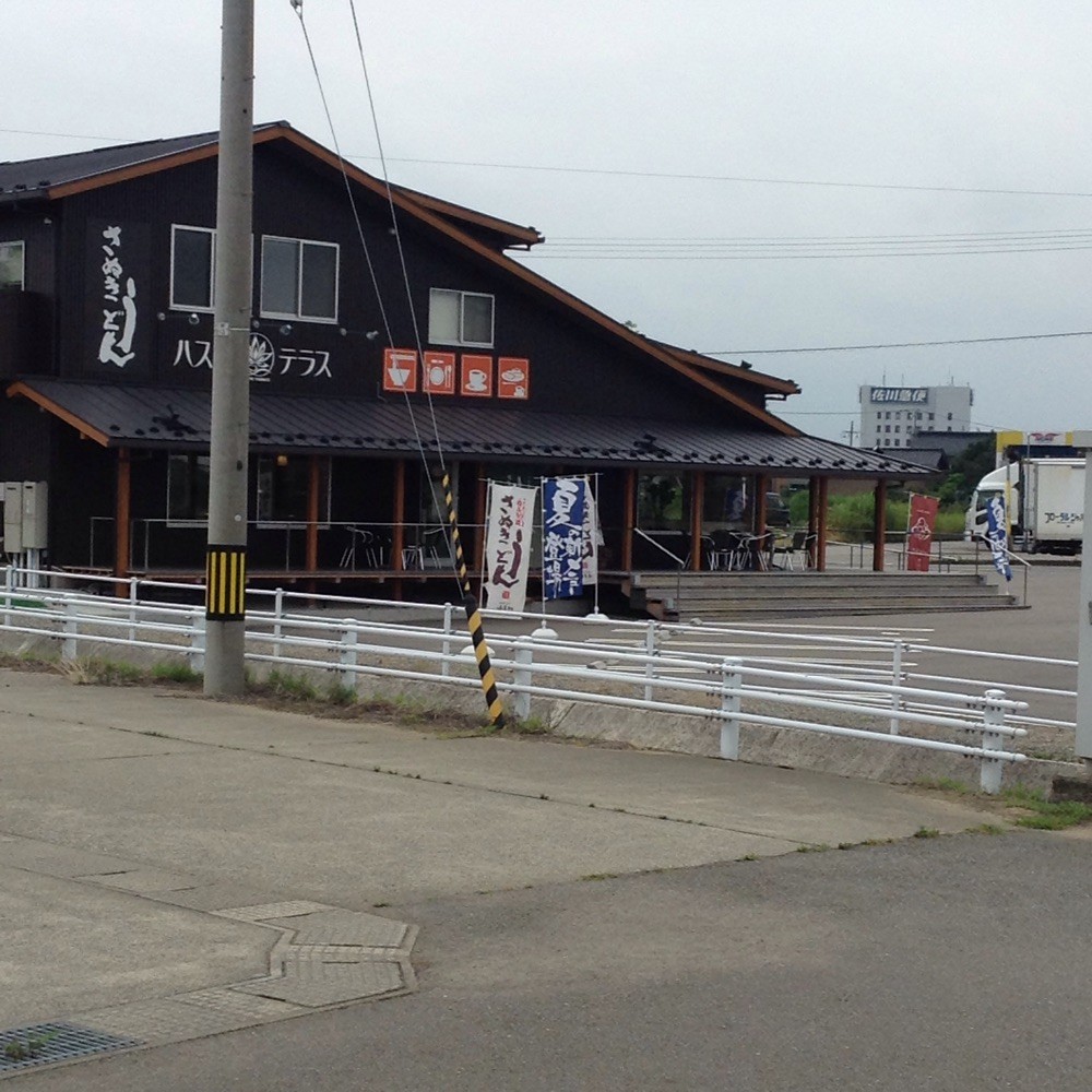 くだんのお店。喫茶店？うどんもあるし…