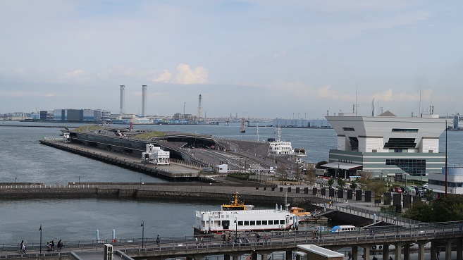 横浜港大さん橋国際客船ターミナルも一望