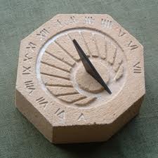 Réplica de reloj solar romano en piedra de mortero.