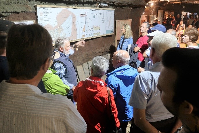 Interessierte Zuhörer: Hochbetrieb im Bergwerk-Stollen.