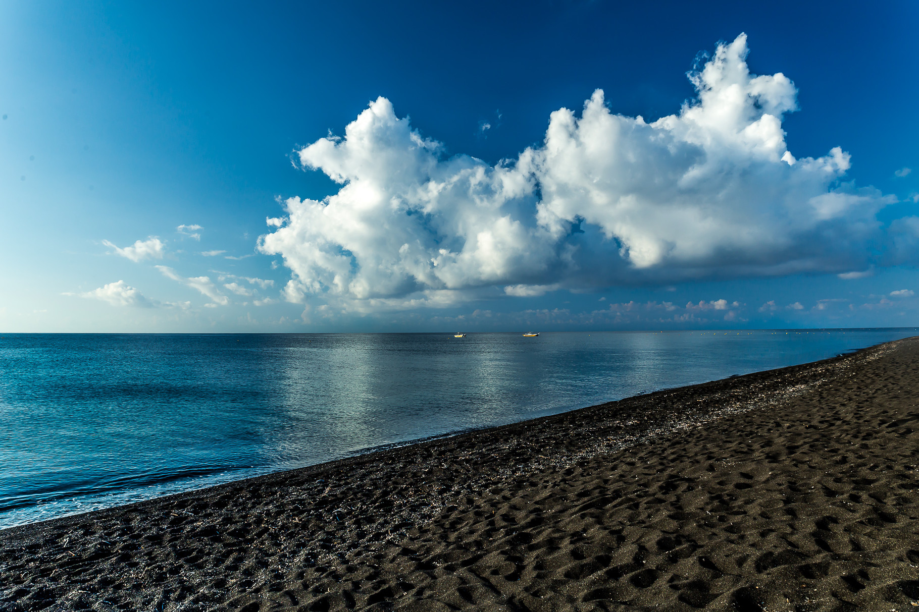 calm day at the Perissa beach