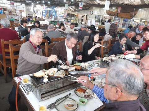 木更津市の海鮮茶屋に着き、エビや貝類のBBQを楽しみました。