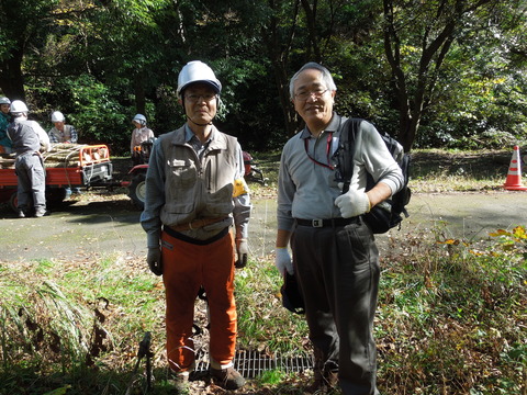 自然の森でボランティア活動中の山田さんと五十嵐さん