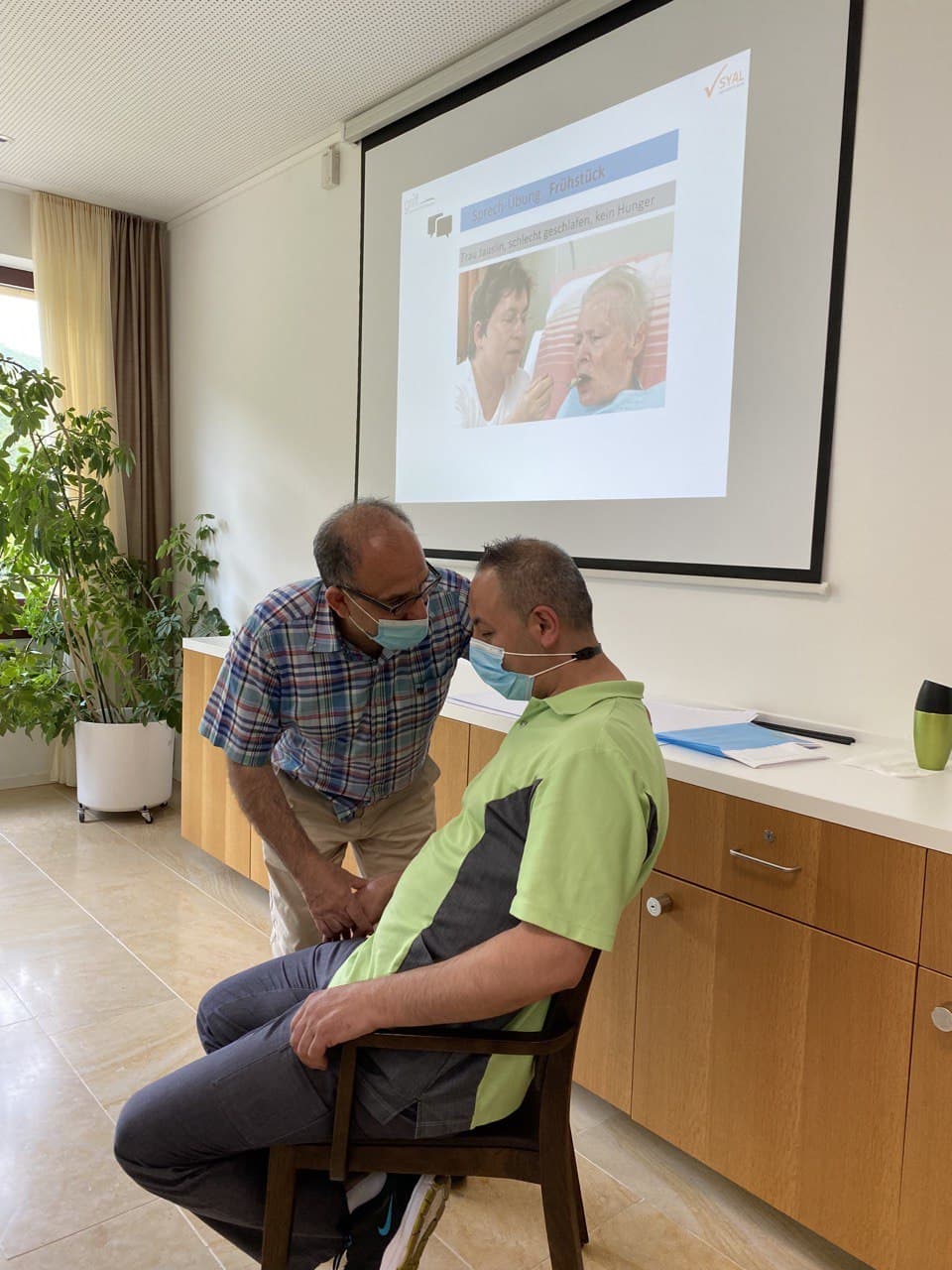 PFLEGE: Szene aus dem Alltag mit vorgegebenen Parametern spielen