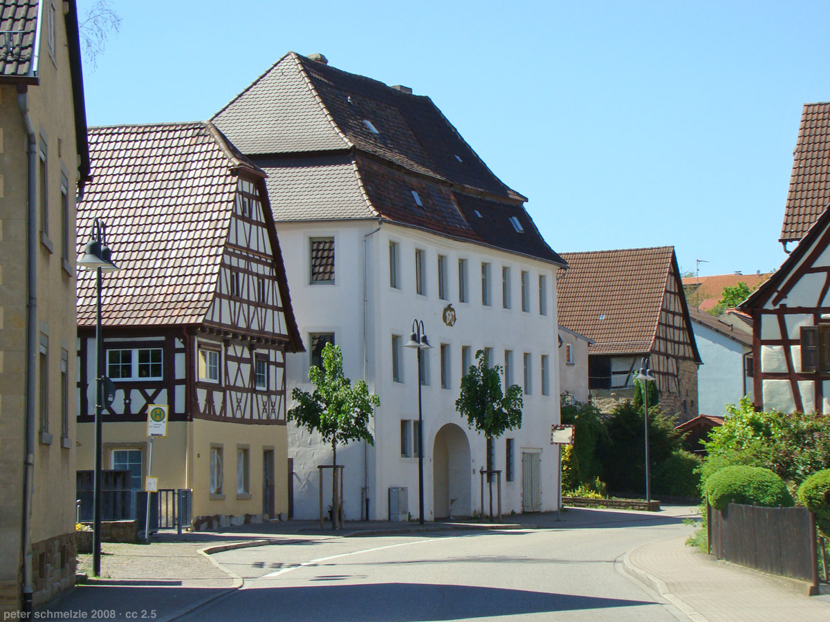 Ortsmitte Weiler - Blick auf das sogenannte "Herrschaftshaus"  |   Bild von peter schmelzle - Eigenes Werk, CC BY-SA 3.0, https://commons.wikimedia.org/w/index.php?curid=4040873