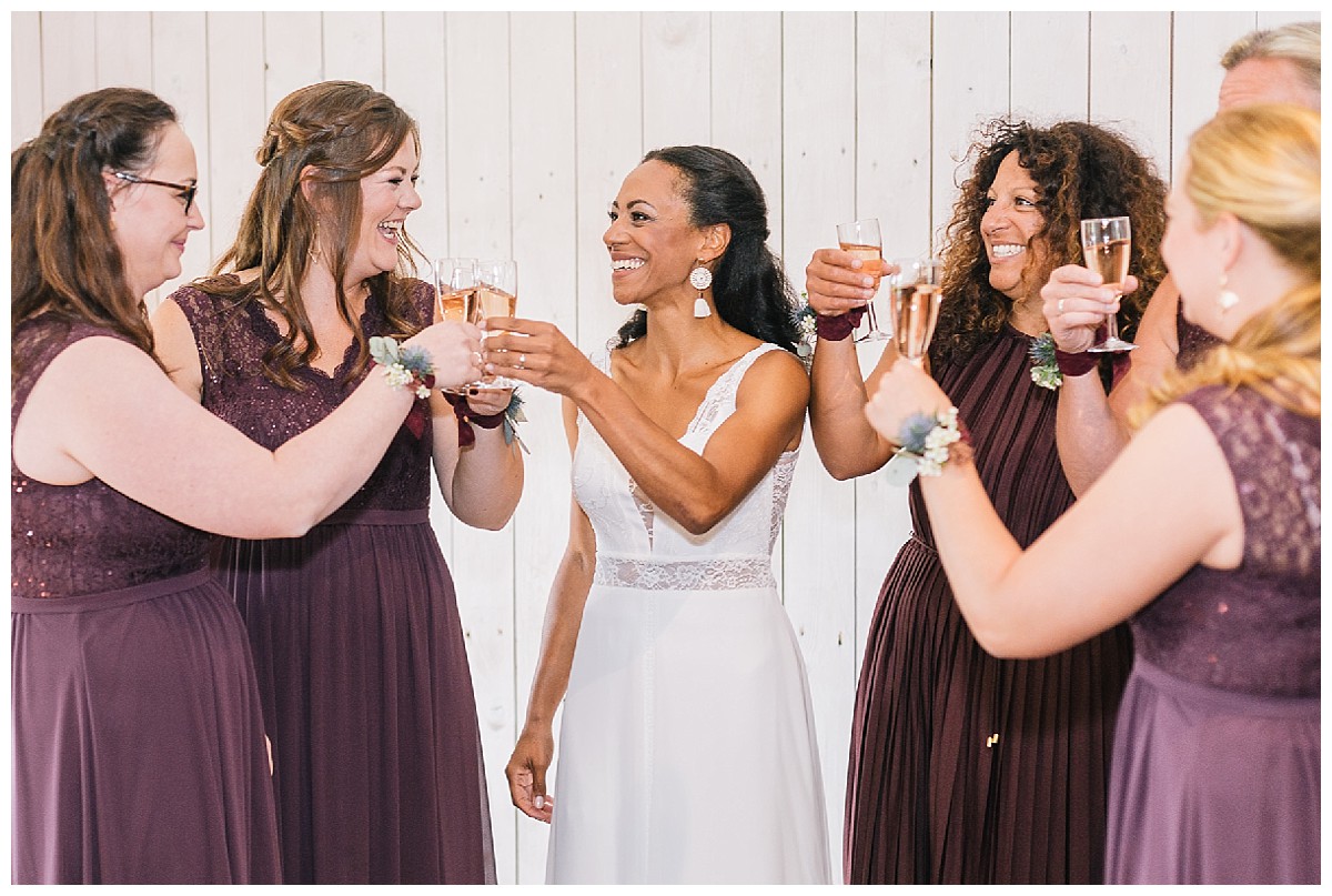 anstoßen mit bridal gang Neimeshof Kempen boho Hochzeit freie Trauung Scheunenhochzeit Hochzeitsfotograf Niederrhein Jane Weber