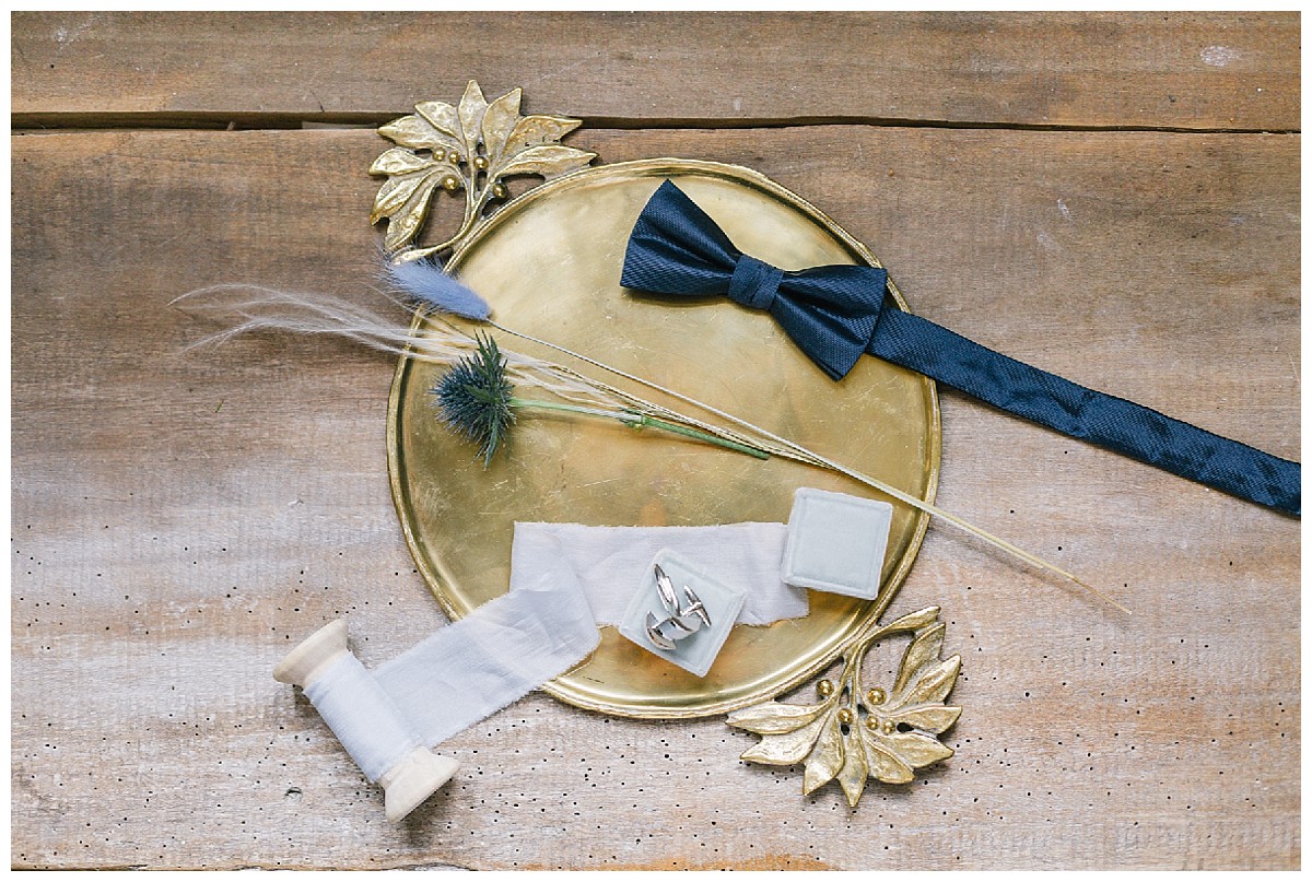 Fine art flatlay Bräutigam Neimeshof Kempen boho Hochzeit freie Trauung Scheunenhochzeit Hochzeitsfotograf Niederrhein Jane Weber 