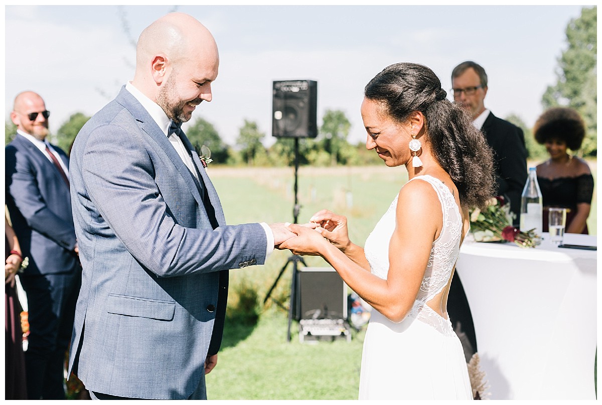 Ringtausch Neimeshof Kempen boho Hochzeit freie Trauung Scheunenhochzeit Hochzeitsfotograf Niederrhein Jane Weber