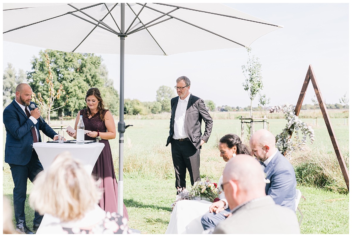 reden bei Trauung Neimeshof Kempen boho Hochzeit freie Trauung Scheunenhochzeit Hochzeitsfotograf Niederrhein Jane Weber 