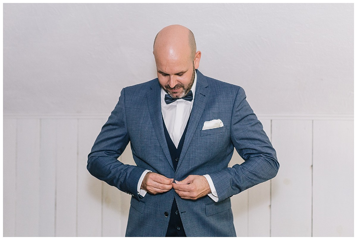 Anzug schließen Neimeshof Kempen boho Hochzeit freie Trauung Scheunenhochzeit Hochzeitsfotograf Niederrhein Jane Weber
