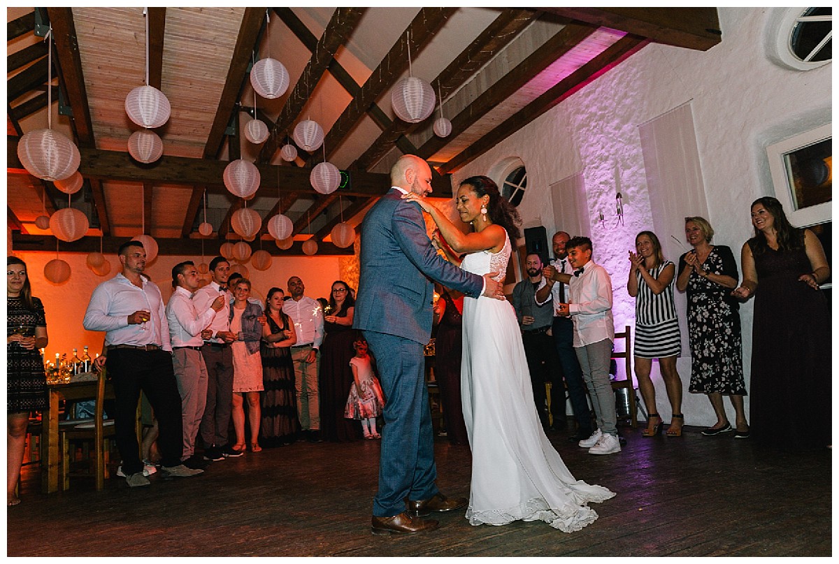 erster tanz Neimeshof Kempen boho Hochzeit freie Trauung Scheunenhochzeit Hochzeitsfotograf Niederrhein Jane Weber 