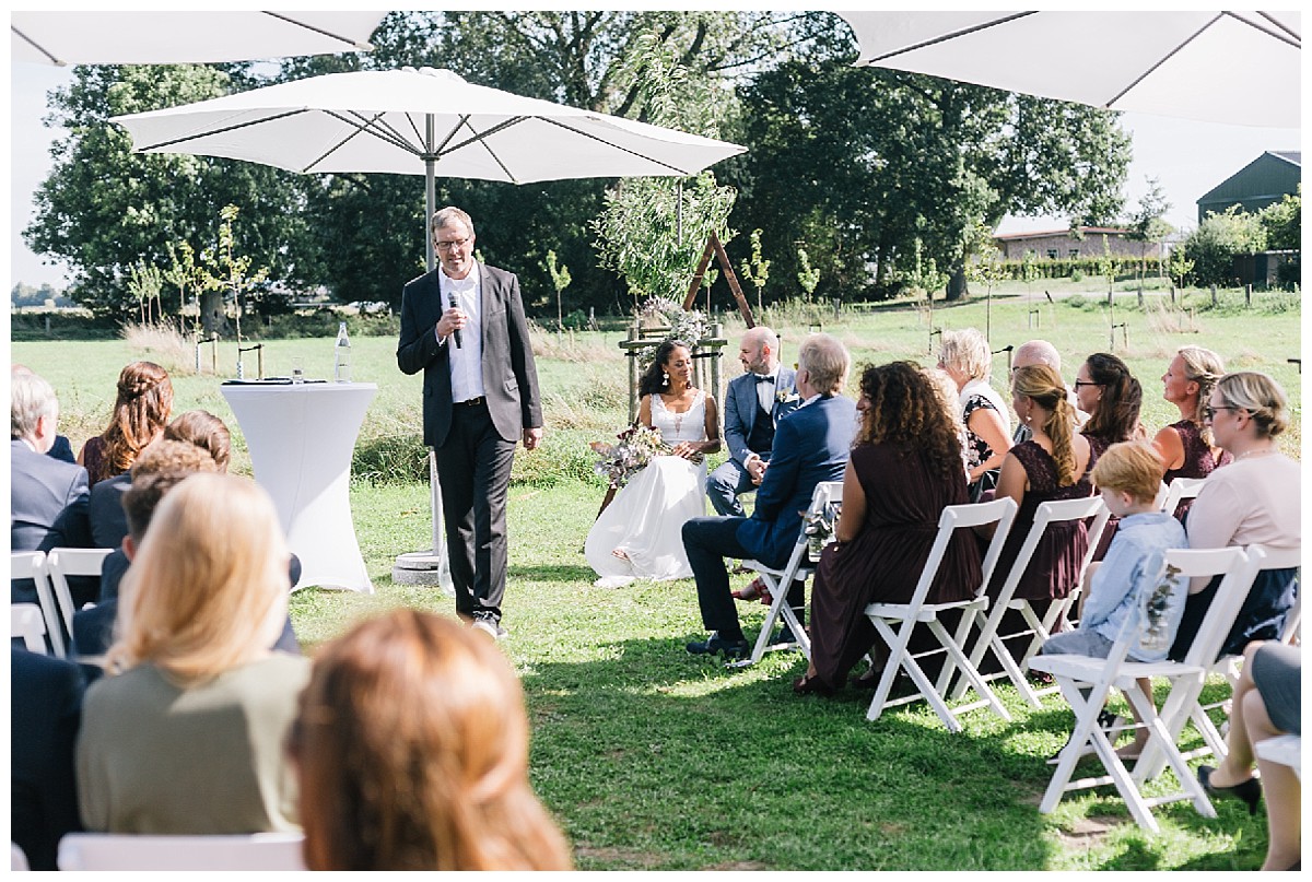 trauredner Martin Lieske Neimeshof Kempen boho Hochzeit freie Trauung Scheunenhochzeit Hochzeitsfotograf Niederrhein Jane Weber 