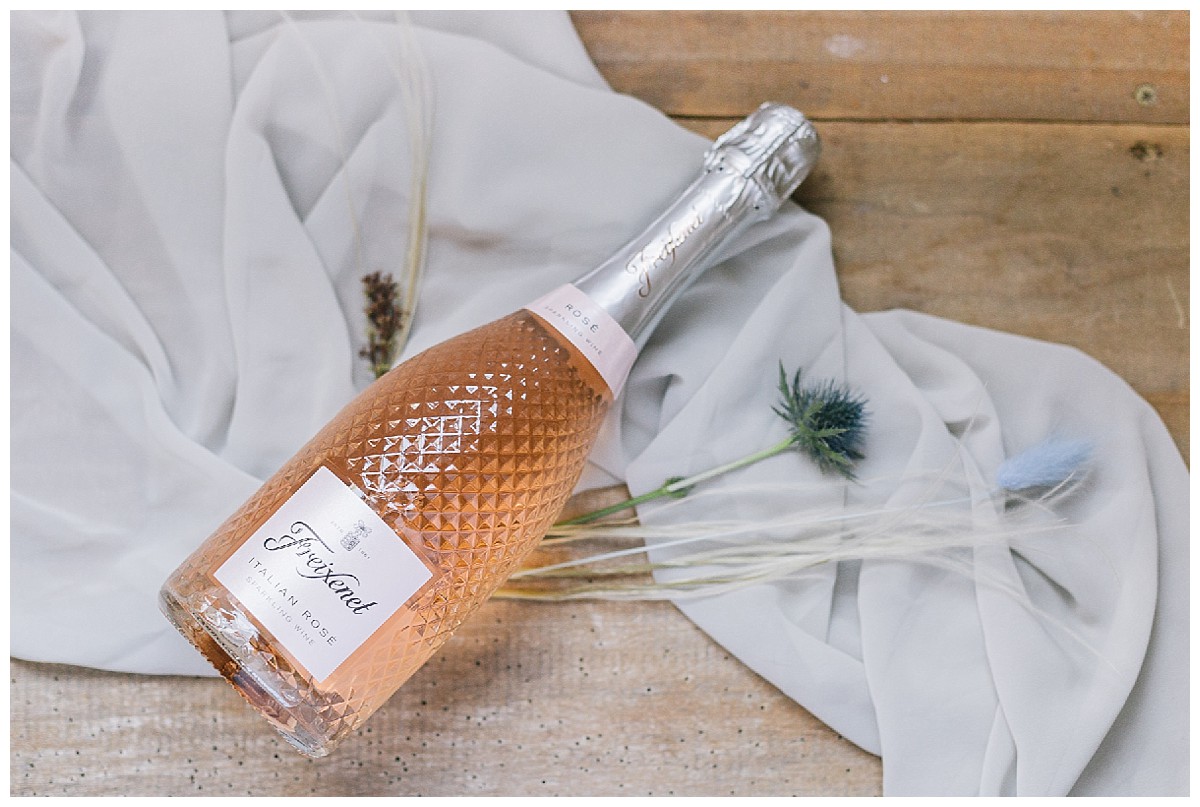 flatlay Sekt Neimeshof Kempen boho Hochzeit freie Trauung Scheunenhochzeit Hochzeitsfotograf Niederrhein Jane Weber