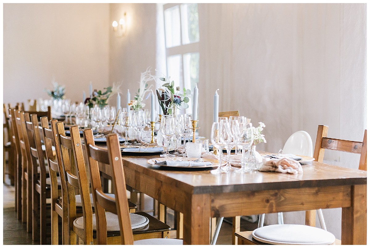 Holzstühle Neimeshof Kempen boho Hochzeit freie Trauung Scheunenhochzeit Hochzeitsfotograf Niederrhein Jane Weber