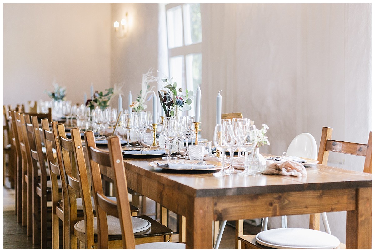 Holzstühle Neimeshof Kempen boho Hochzeit freie Trauung Scheunenhochzeit Hochzeitsfotograf Niederrhein Jane Weber 