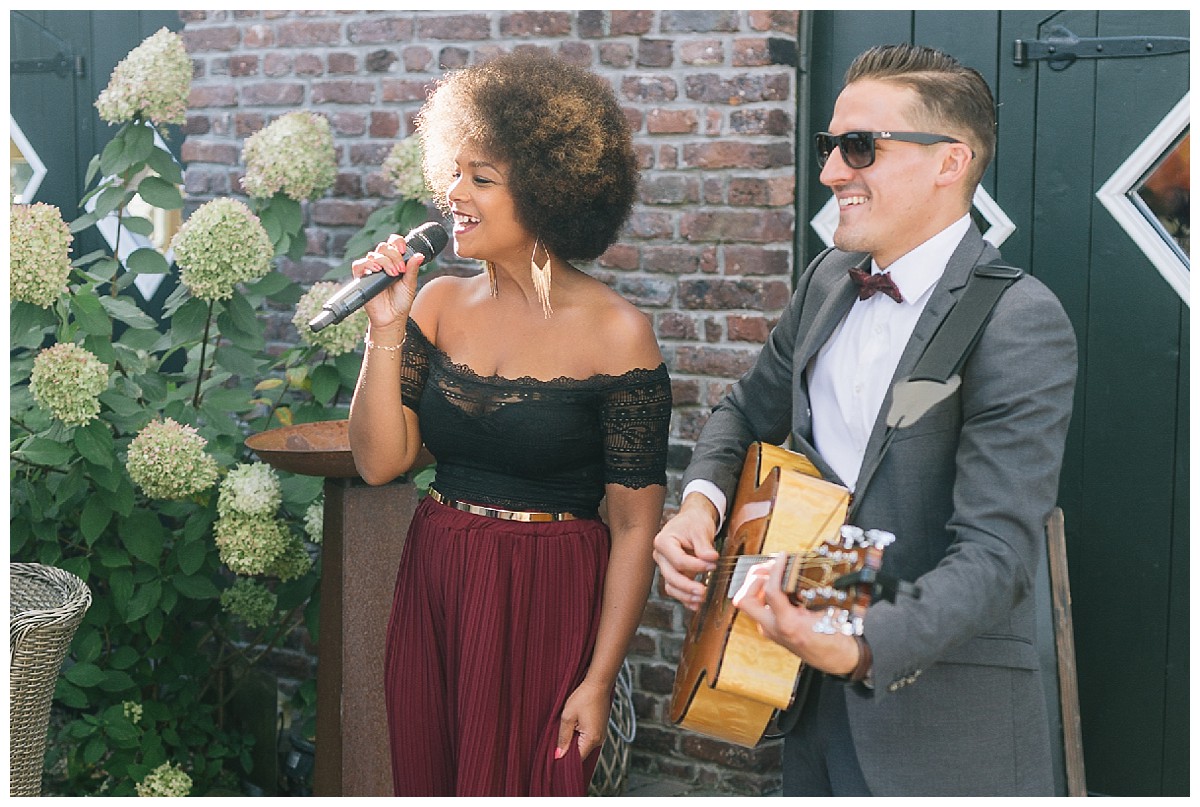 Gitarre und Gesang Neimeshof Kempen boho Hochzeit freie Trauung Scheunenhochzeit Hochzeitsfotograf Niederrhein Jane Weber 