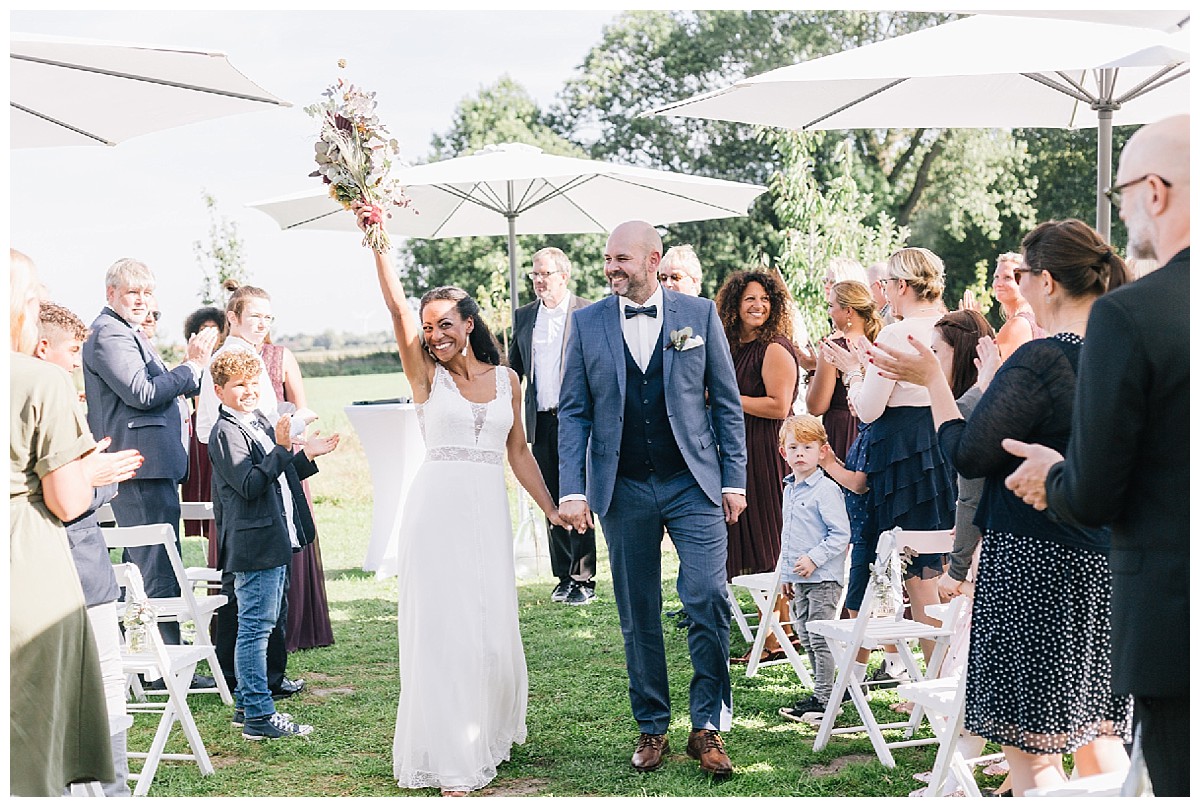 Auszug freie Trauung Neimeshof Kempen boho Hochzeit freie Trauung Scheunenhochzeit Hochzeitsfotograf Niederrhein Jane Weber