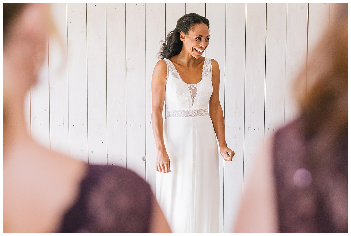 aufgeregte braut vor Trauung Neimeshof Kempen boho Hochzeit freie Trauung Scheunenhochzeit Hochzeitsfotograf Niederrhein Jane Weber 