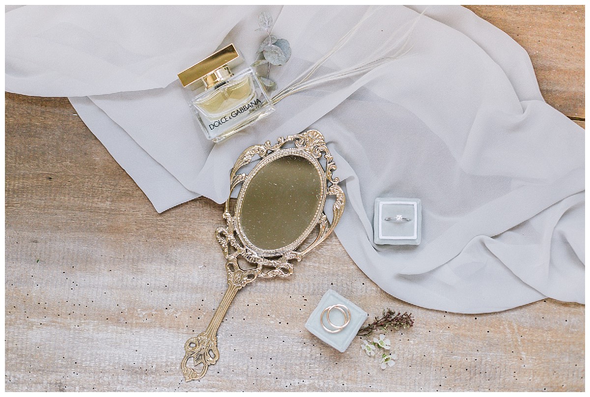 flatlay Eheringe Neimeshof Kempen boho Hochzeit freie Trauung Scheunenhochzeit Hochzeitsfotograf Niederrhein Jane Weber 