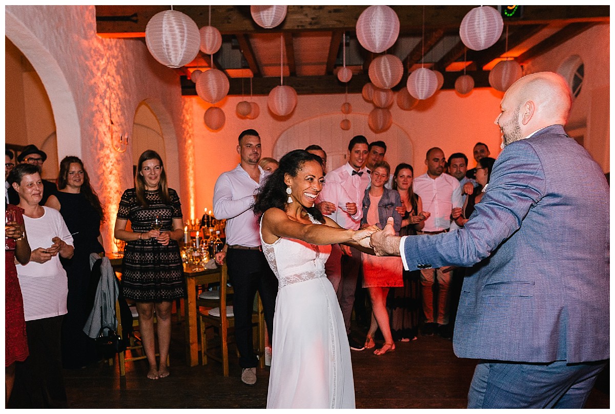 first dance Neimeshof Kempen boho Hochzeit freie Trauung Scheunenhochzeit Hochzeitsfotograf Niederrhein Jane Weber 