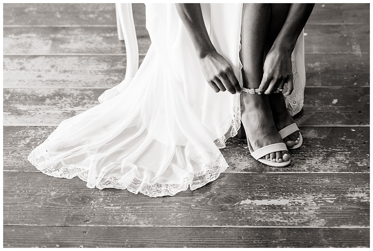 braut Schuhe getting ready Neimeshof Kempen boho Hochzeit freie Trauung Scheunenhochzeit Hochzeitsfotograf Niederrhein Jane Weber