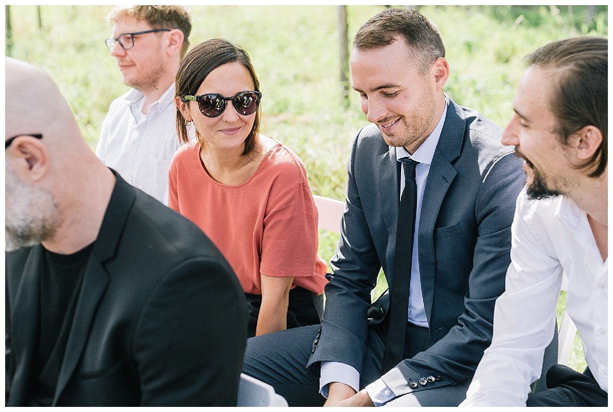 Gäste bei Trauung Neimeshof Kempen boho Hochzeit freie Trauung Scheunenhochzeit Hochzeitsfotograf Niederrhein Jane Weber