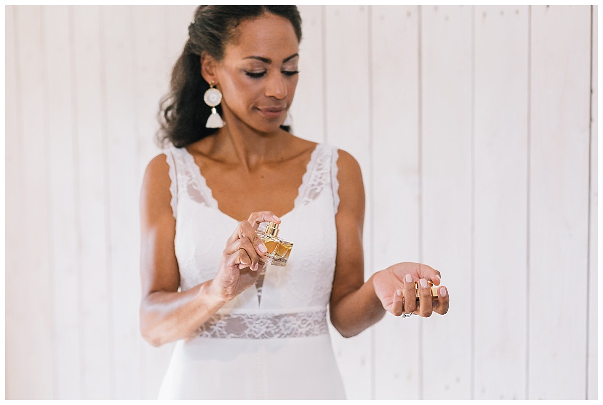 braut Parfum Neimeshof Kempen boho Hochzeit freie Trauung Scheunenhochzeit Hochzeitsfotograf Niederrhein Jane Weber 