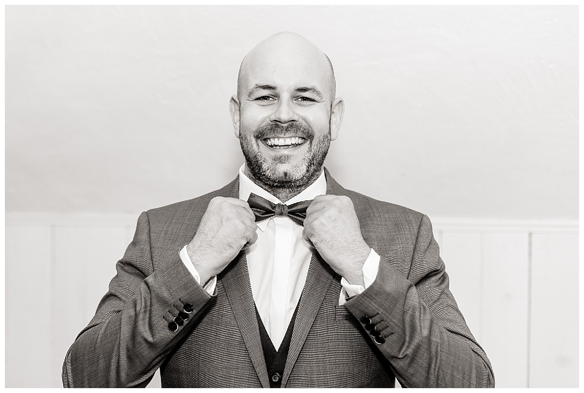 Fliege Bräutigam lacht Portrait Neimeshof Kempen boho Hochzeit freie Trauung Scheunenhochzeit Hochzeitsfotograf Niederrhein Jane Weber