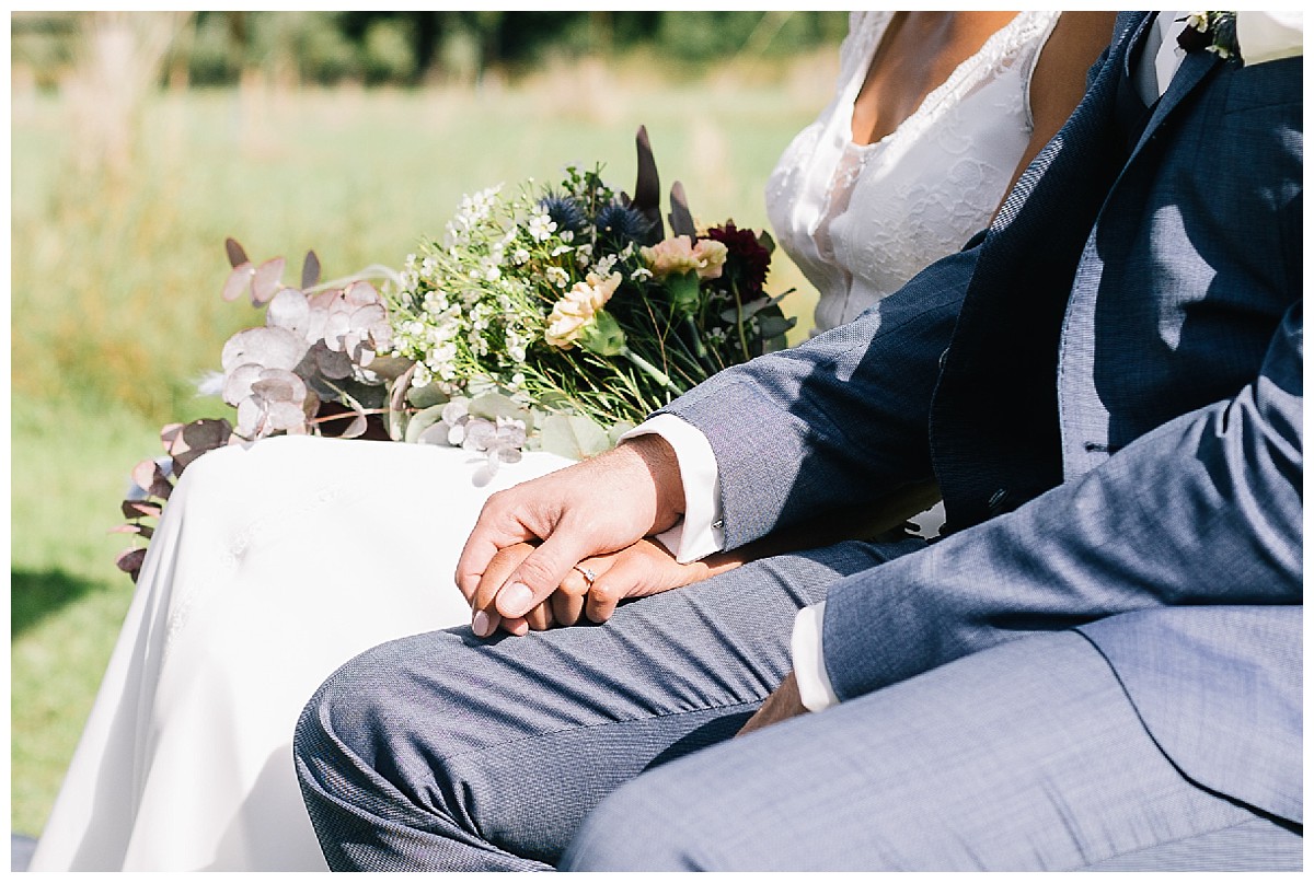 Hand in Hand Neimeshof Kempen boho Hochzeit freie Trauung Scheunenhochzeit Hochzeitsfotograf Niederrhein Jane Weber