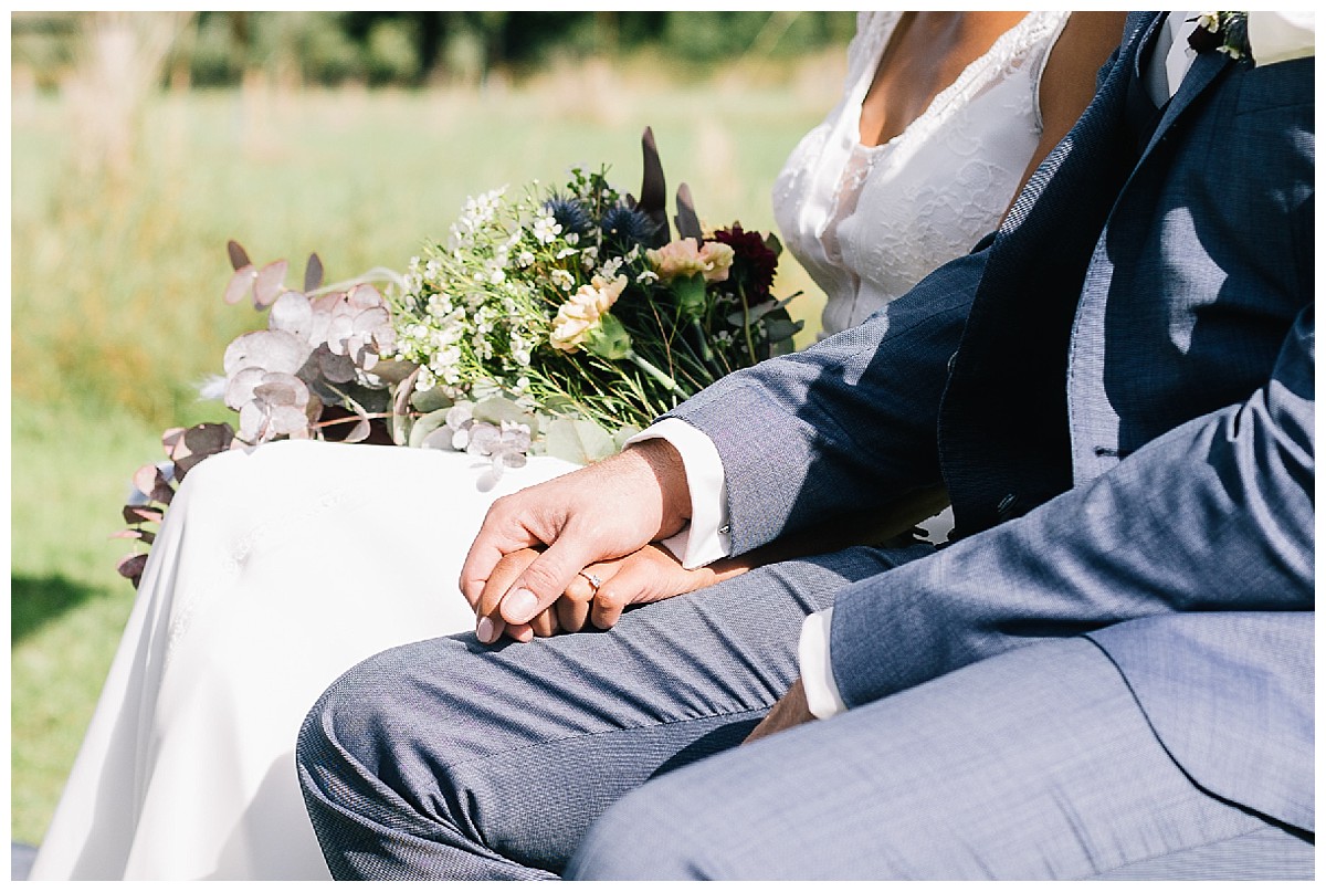 Hand in Hand Neimeshof Kempen boho Hochzeit freie Trauung Scheunenhochzeit Hochzeitsfotograf Niederrhein Jane Weber 