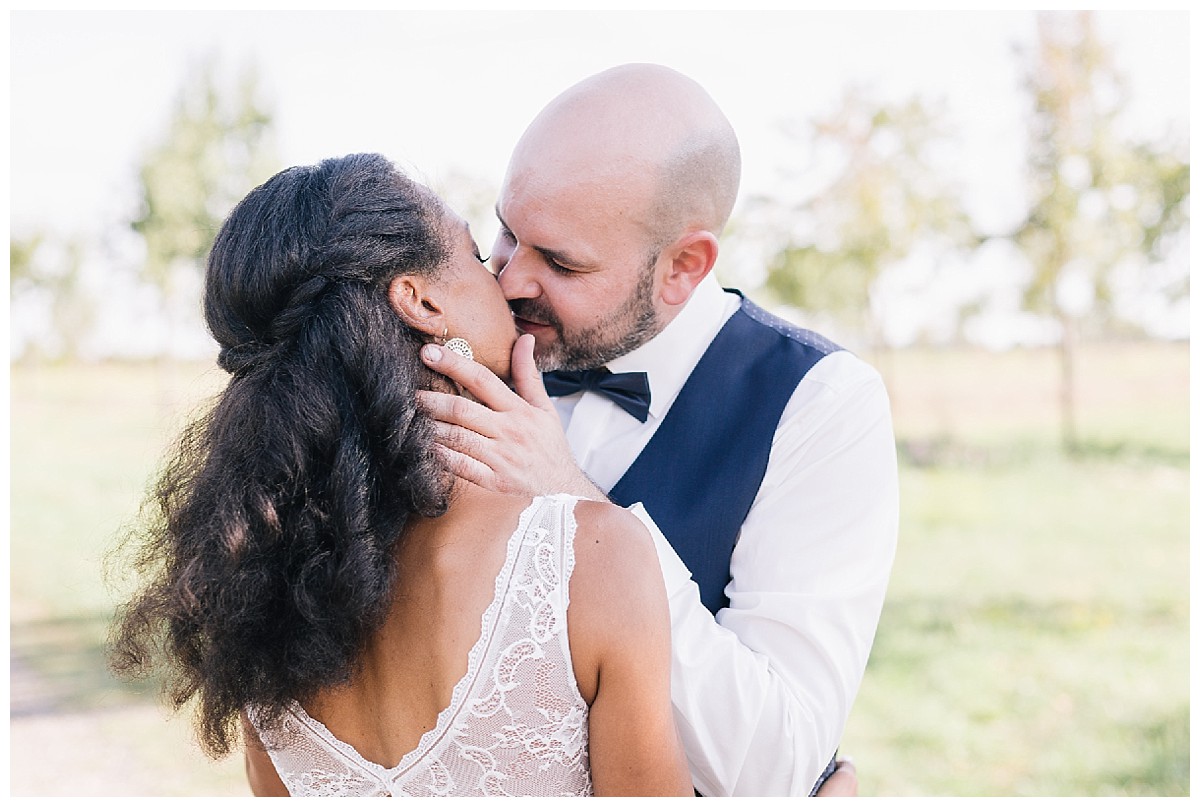 kuss Neimeshof Kempen boho Hochzeit freie Trauung Scheunenhochzeit Hochzeitsfotograf Niederrhein Jane Weber