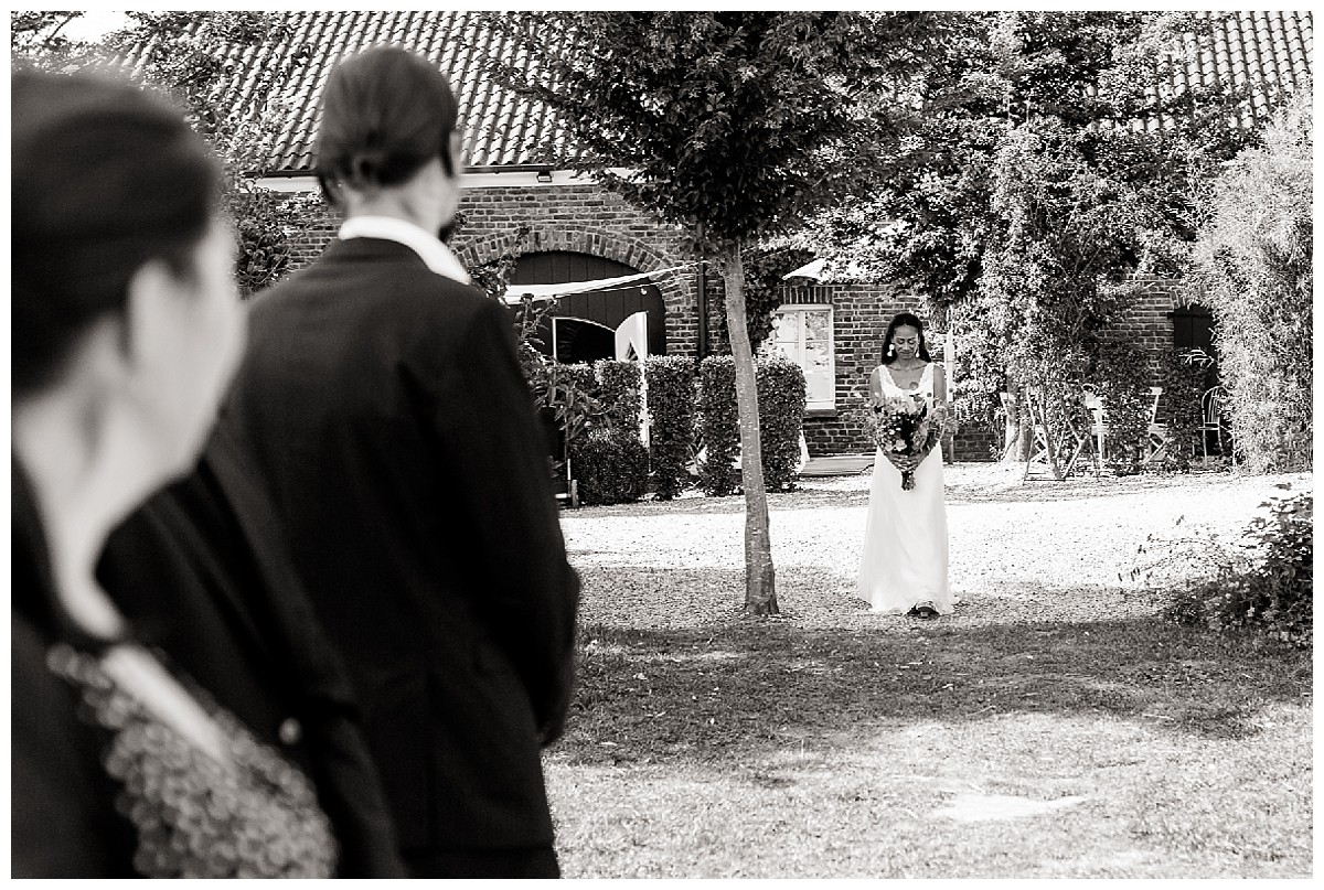 Einzug braut freie Trauung Neimeshof Kempen boho Hochzeit freie Trauung Scheunenhochzeit Hochzeitsfotograf Niederrhein Jane Weber 