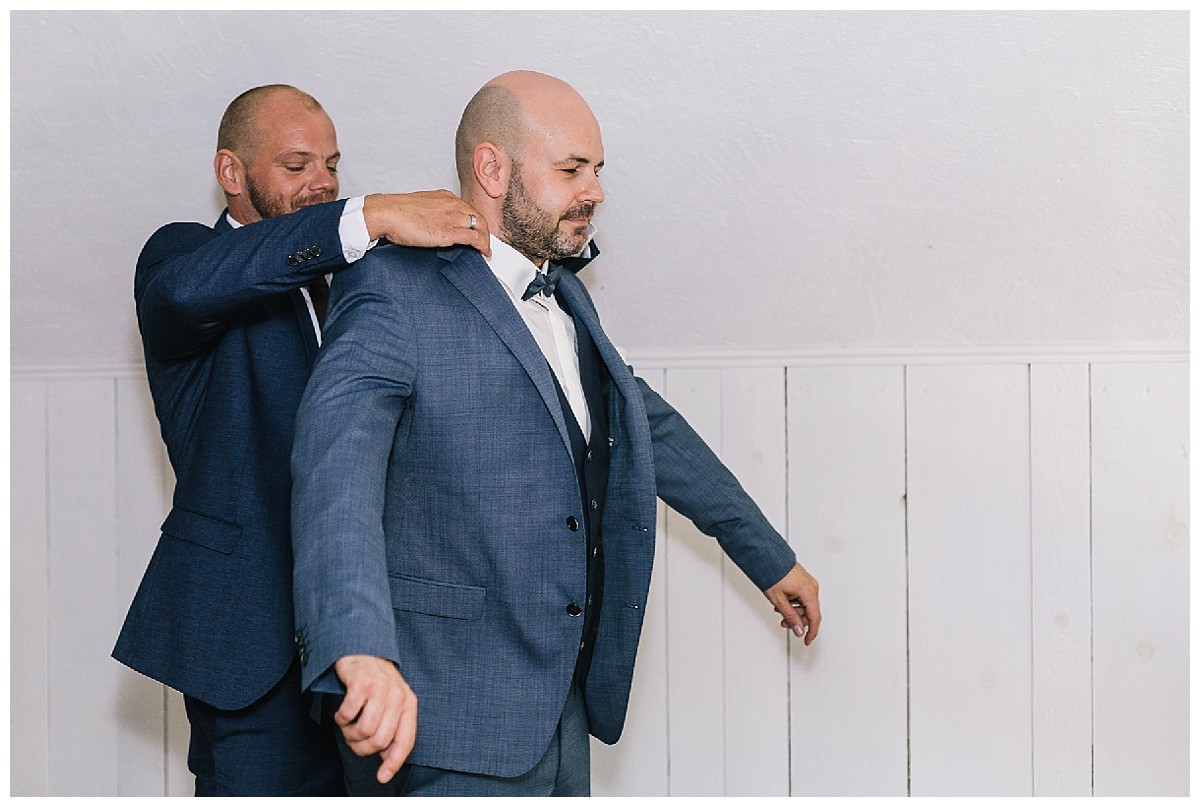 Bräutigam Anzug Neimeshof Kempen boho Hochzeit freie Trauung Scheunenhochzeit Hochzeitsfotograf Niederrhein Jane Weber