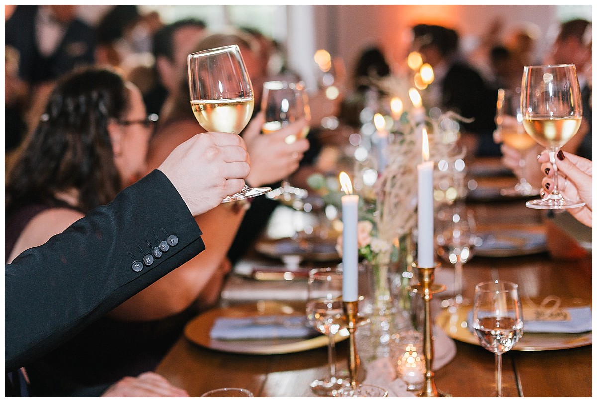 Gläser erheben Neimeshof Kempen boho Hochzeit freie Trauung Scheunenhochzeit Hochzeitsfotograf Niederrhein Jane Weber 