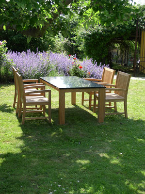 Sonnenliegen, Tische und Stühle von Teak Premium. Hochwertige Gartenmöbel von Teak & More in Gobelsburg, nähe Wien.