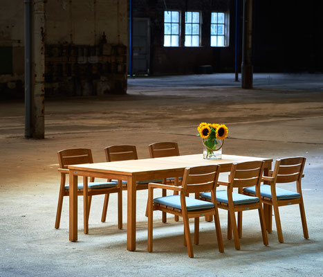 Stuhl und Tisch der Serie Floris von Traditional Teak. Hochwertige Gartenmöbel von Teak & More in Gobelsburg, nähe Wien.