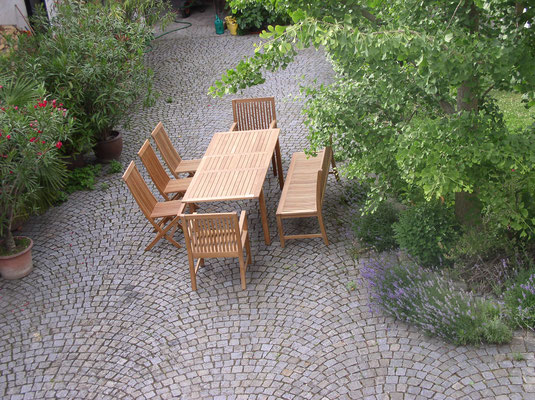 Sonnenliegen, Tische und Stühle von Teak Premium. Hochwertige Gartenmöbel von Teak & More in Gobelsburg, nähe Wien.