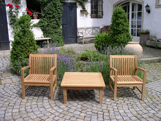 Sonnenliegen, Tische und Stühle von Teak Premium. Hochwertige Gartenmöbel von Teak & More in Gobelsburg, nähe Wien.