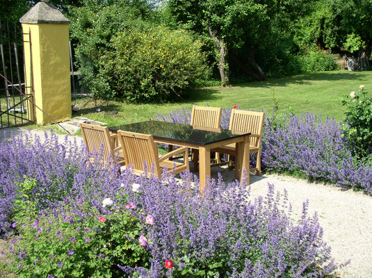 Sonnenliegen, Tische und Stühle von Teak Premium. Hochwertige Gartenmöbel von Teak & More in Gobelsburg, nähe Wien.